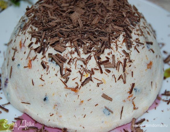 Готовую пасху перевернуть на блюдо, снять марлю. Украсить по желанию.