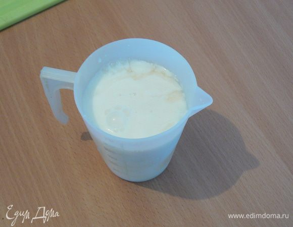 в мерный стаканчик разбить яйцо 
долить кефир до отметки 250 мл 