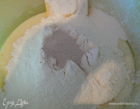 просеять муку ,добавить сухие дрожжи 