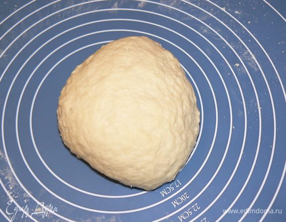 замесить тесто и оставить его минут на 15-20 отдохнуть 