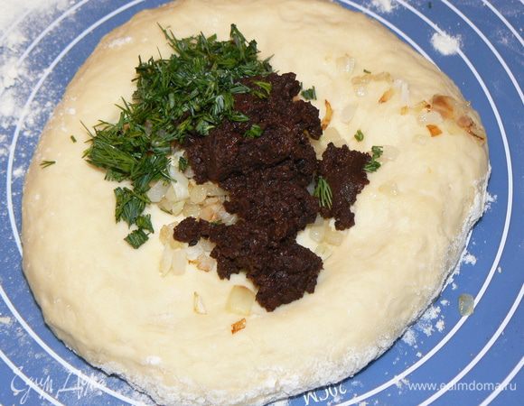 Лук мелко порезанный и обжаренный,грибы,измельченный укроп добавить к тесту.