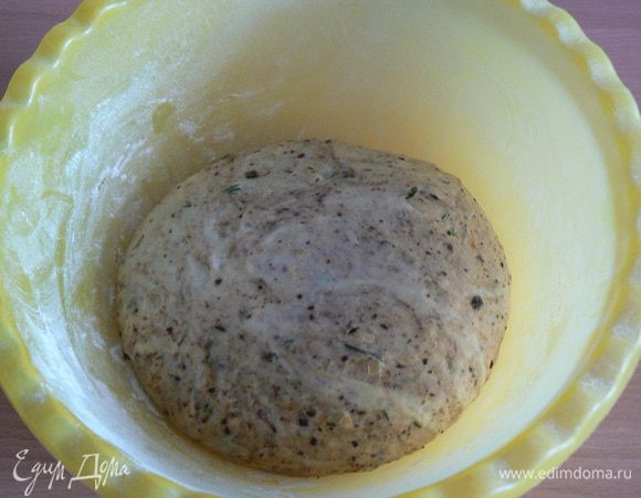 накрыть полотенцем и оставить тесто в теплом месте подходить, как увеличится в объеме в 1,5-2 раза, 