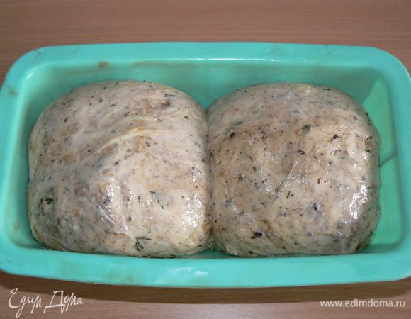 затем смазать верх водой и поставить выпекаться при 200 *С на 40-50 минут, 