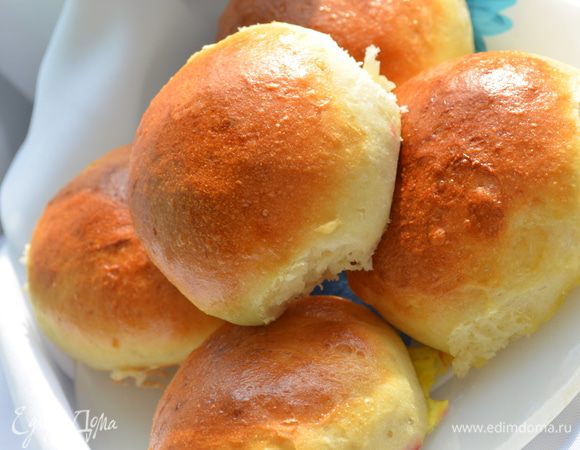 Приготовление: Молоко немного подогреть, всыпать сахар и дрожжи, подождать пока « оживут». Добавить яйца и растопленное сливочное масло. Муку просеять и добавить вместе с солью. Противень полить оливковым маслом. Сформировать булочки  или пирожки . Выложить на противень, дать постоять 1,5 часа под полотенцем. Желток соединить с молоком и обмазать булочки.  Выпекать в разогретой до 200 градусов духовке до готовности. МИР ВАМ!