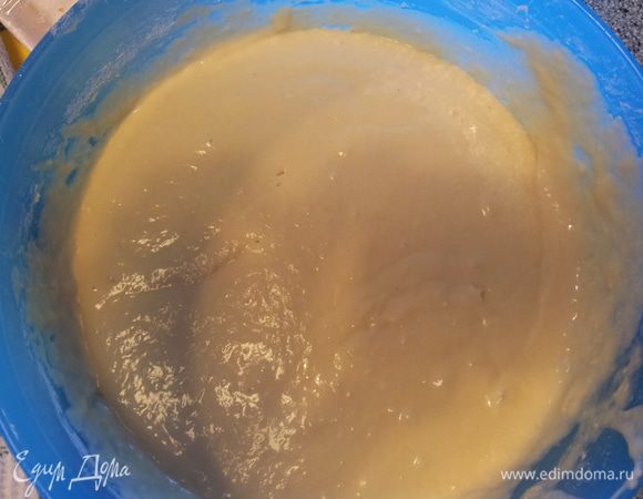 Берем 2 яйца, слегка взбиваем с солью добавляем желтки, теплое молоко, сахар, мед и дрожжи. Перемешиваем. Добавляем размягчаемое масло  и еще раз пересешиваем. Просеиваем муку и вымешиваем тесто до однородности. Комочки нам не нужны. Тесто должно получится мягкое. Накрываем наше тесто полотенцем и оставляем в теплом местечке на 2-2.5 часа. Как правило за это время тесто увеличивается в двое.