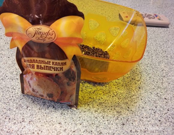 И вот 2 часа прошли смотрим наше тесто. Оно поднялось и ждет продолжение банкета)
Берем 2 столовые ложки теста и смешиваем с каплями(любым кремом) 