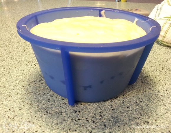 Теперь берем форму для кулича и выкладываем туда чуть меньше половины теста, на него кладем капли(крем) и закрываем это все оставшиеся тестом. Теперь опять убираем наш кулич в теплое место на 1.5 часа. 