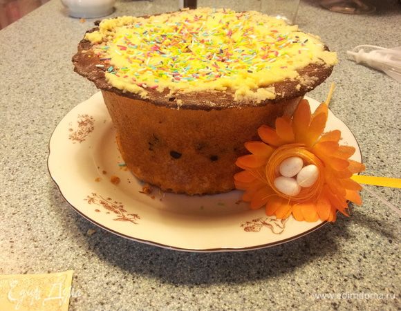 Ну вот еще чуть чуть и кулич будет готов) берем нашу форму с куличом и смазываем верхушку яйцом с ложечкой воды и ставим в разогретцю духовку до180 градусов на 30-40 минут.  Я украсила кулич белым шоколадом и присыпкой) всем отличного настроения в праздничные дни.