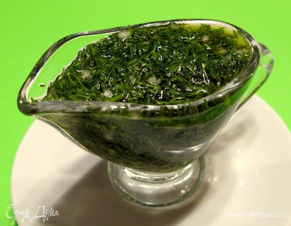 Укроп мелко порезать, чеснок пропустить через пресс, лимонный сок выжать. Смешать все ингредиенты и заправить оливковым маслом. Дать настояться перед подачей 10-15 минут.
