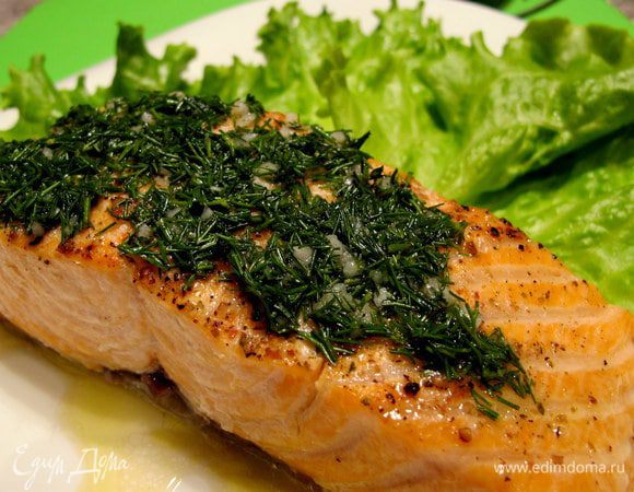 Рыбу я запекла в рукаве. Выложить порционный кусочек рыбы на тарелку и добавить соус. Получилось очень вкусно!