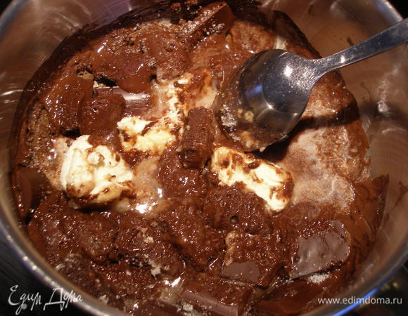 Шоколад поломать на кусочки и растопить на медленном огне вместе с маслом и сахаром.