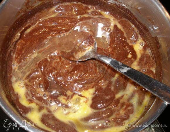 Добавить яйцо, коньяк и хорошо размешать. 