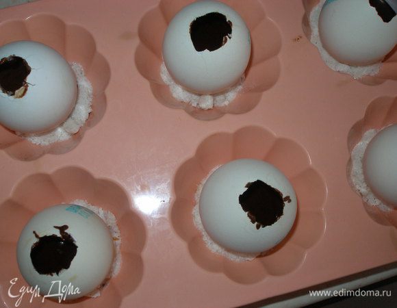 Заранее приготовленные скорлупки яиц поставить в формы для маффинов, куда предварительно насыпать немного соли, чтобы "яйца" не упали. 
Заполнить пустые скорлупки яиц тестом где-то на 3/4 (не больше) объема. Выпекать при 180С около 15 минут. "Яйца" полностью остудить и только потом их можно чистить. 