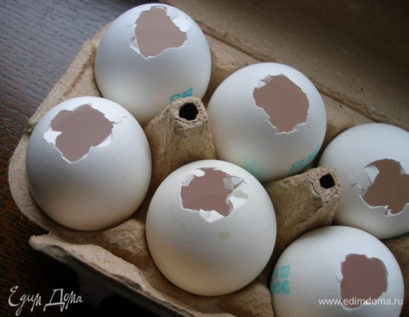 Насчет скорлупы. За несколько дней до выпечки я, используя яйца в других блюдах, разбивала их не так, как обычно, а пробивала небольшую дырочку, через которую выливалось яйцо. Скорлупу мыла внути проточной водой и ставила сушиться. Вот и все:) 
P.S. Естественно, в яичной скорлупе можно выпекать много чего;) 