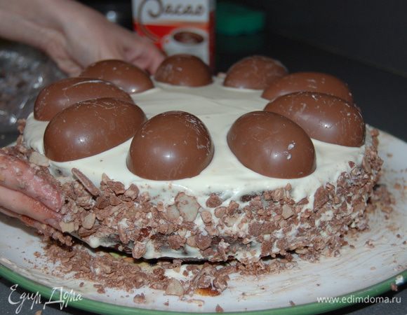 Крем:
Все ингридиенты взбить миксером и промазать коржи и бока торта. Бортики присыпать измельченным шоколадом, верх торта украсить половинками шоколадных яиц и клубникой. Затем яйца немного присыпать сахарной пудрой.