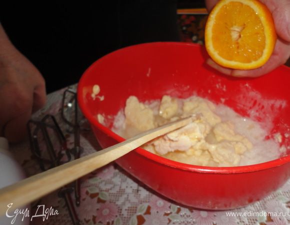 100 г сливочного масла растереть с 1 стаканом сахара, выжать сок из апельсина.