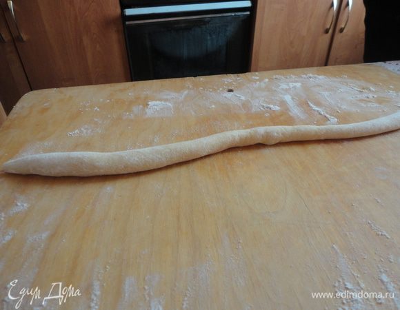 Из теста раскатать жгут.