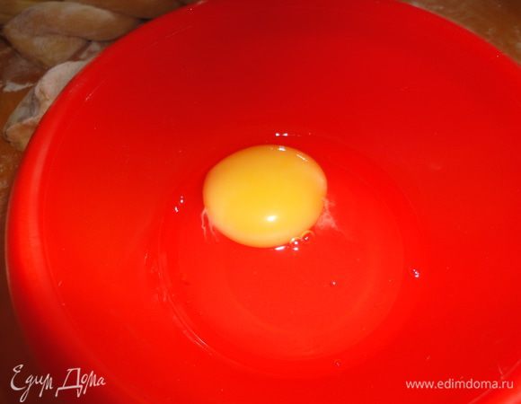 Взбить вилкой 1 яйцо и смешать с 2 столовыми ложками молока.
