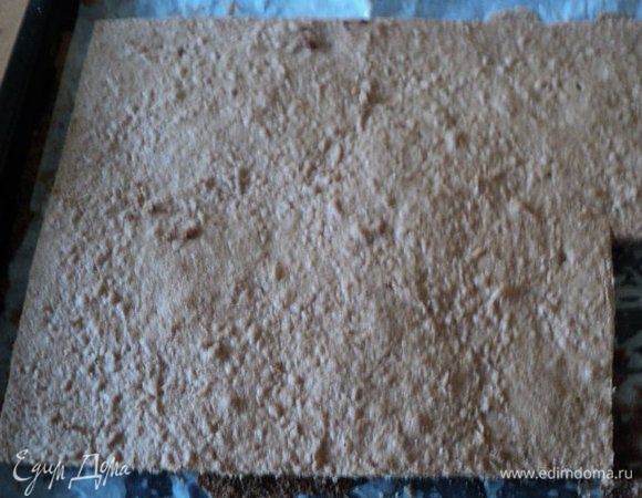 Из готового пласта теста вырезать круг  Ф-7-8см для верхушки торта. Формировать торт  будем в куполообразной миске ( у меня Ф-24см.) . Для этого замеряем высоту миски, длину окружности по краю миски и окружность вырезанного кружка бисквита. Нарезаем бисквит по результатам обмеров  на трапеции.