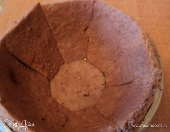 Выкладываем дно и бока миски кусочками бисквита. Бисквит пропитываем соком от консервированных абрикосов ( 100гр), смешанным с  коньяком.