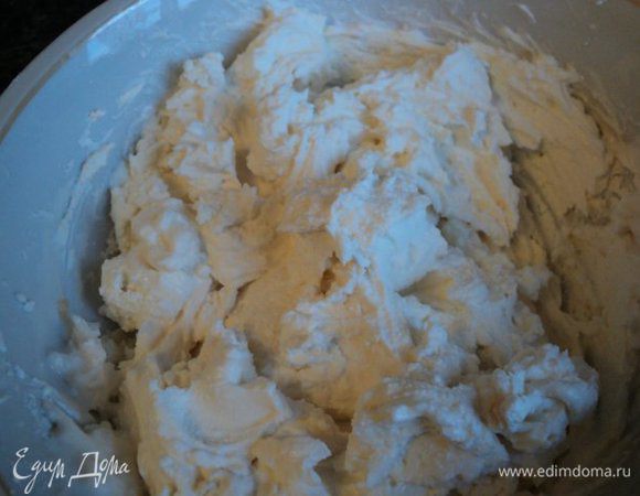 Творог растираем  и вводим постепенно взбитые сливки, осторожно мешая смесь снизу вверх. Разделить массу на 2 части.