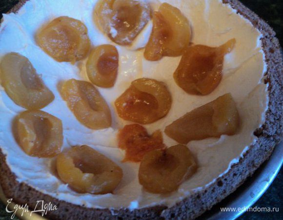 В одну часть ввести половину распущенного желатина, перемешать.                          Распределить половину полученного крема по бисквиту так, что бы внутри была выемка, сверху выложить половинки абрикос, отцеженных от сока.                                                    