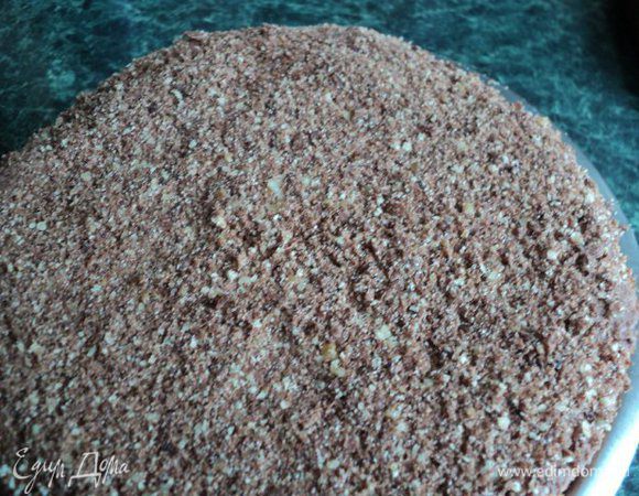 Растопить шоколад на водяной бане или в микроволновке и ввести постепенно во вторую часть творожно-сливочной массы. Добавить также измельченный миндаль и оставшийся распущенный желатин.Выложить шоколадный крем в середину торта, разровнять, накрыть кругом, вырезанным из бисквита. Поставить в холодильник на 2-3 часа для застывания торта.