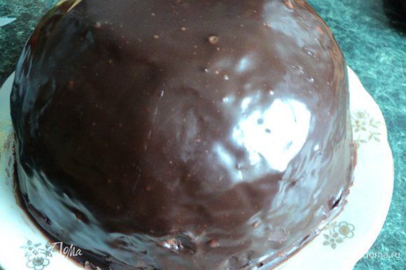 Растопить шоколад со сливками, размешать до однородной массы и залить торт. Поставить в холодильник на 20 мин для застывания шоколада.