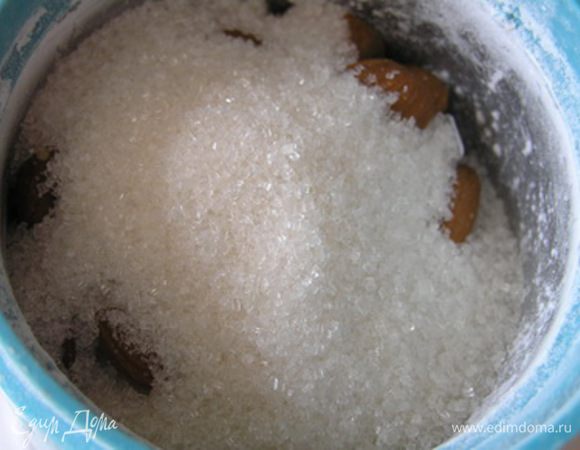 Бисквит. Из миндаля и сахара сделать миндальную муку с помощью кофемолки.