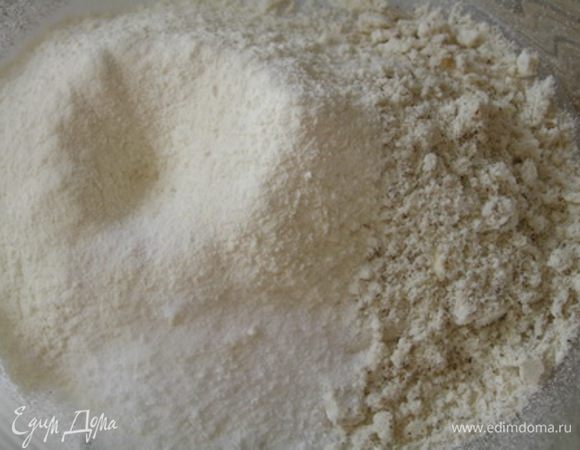 Соединить все сухие ингредиенты: миндальную муку с сахаром, разрыхлитель, ванилин и обычную муку, перемешать.