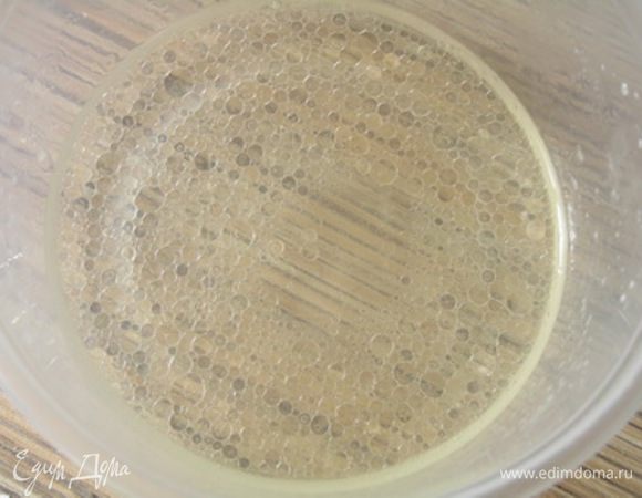 В отдельной миске смешать мокрые ингредиенты: растительное масло, воду и сок лимона.