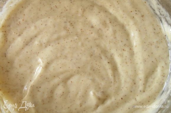 Постепенно добавляя мокрые ингредиенты к сухим, замесить тесто (как густая сметана или как на кексы)