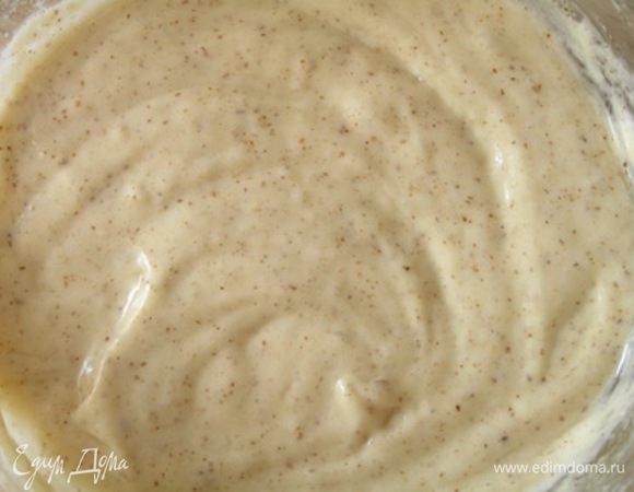 Постепенно добавляя мокрые ингредиенты к сухим, замесить тесто (как густая сметана или как на кексы)