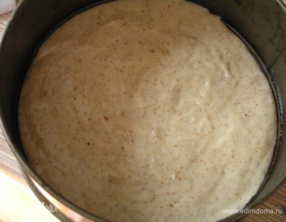 Тесто выложить в разъемную форму для выпечки, застеленную кулинарной бумагой (у меня только дно, бока смазала маслом)