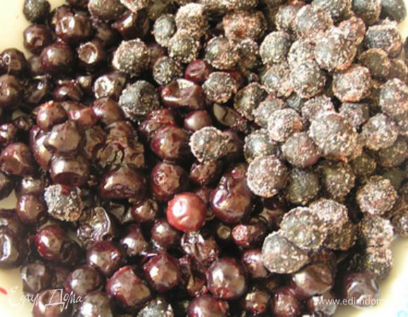 Ягоды (если из морозилки) выложить в дуршлаг, обдать кипятком и оставить стекать лишней жидкости (но не всей).