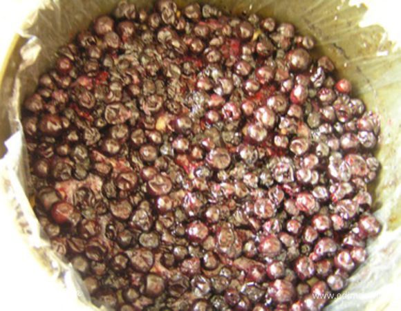 Бисквит остудить. Разъемную форму для выпечки теперь застелить пищевой пленкой, выложить бисквит, сверху разложить ягоды (с небольшим количеством стекшего сока), которые послужат всоеобразной пропиткой для бисквита. Убрать в холодильник.