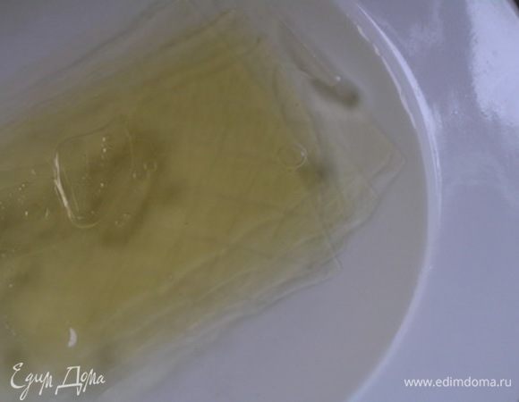 Листы желатина замочить в холодной воде на 10 минут.