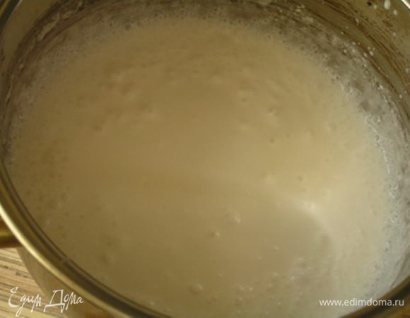 Кокосовое молоко немного взбить (не знаю, как у Вас, но у меня оно было неоднородной консистенции), затем нагреть, помешивая (но не доводить до кипения!),