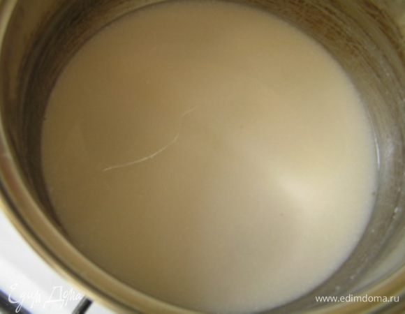 добавить отжатые листы желатина, перемешать до полного растворения, остудить до комнатной температуры и вылить сверху на охлажденный торт. ***Я попыталась взбить молочно-желейную смесь, но времени было не так много, да и после 5 минут взбивания, молоко почему-то не хотело увеличиваться в размерах :(