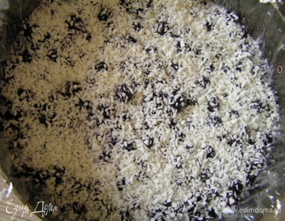 посыпать кокосовой стружкой и убрать в холод на несколько часов до застывания. ***Я убрала в морозилку на час, потом переставила в холодильник для более быстрого застывания.