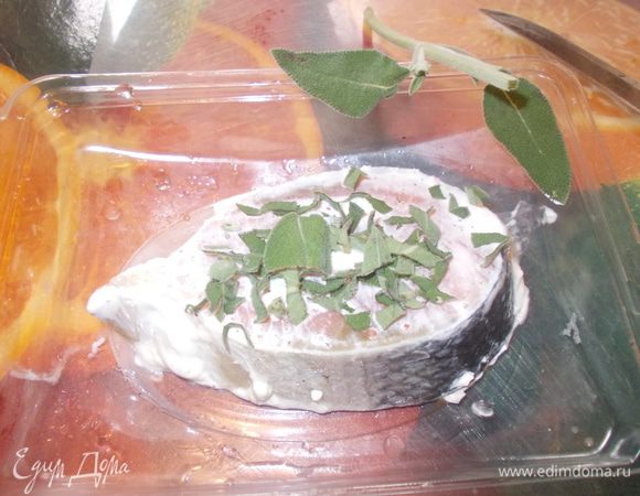 стейк сёмги натереть солью и перцем,полить сливками и посыпать свежими листочками шалфея,и запечь в духовке или обжарить на сковороде гриль.