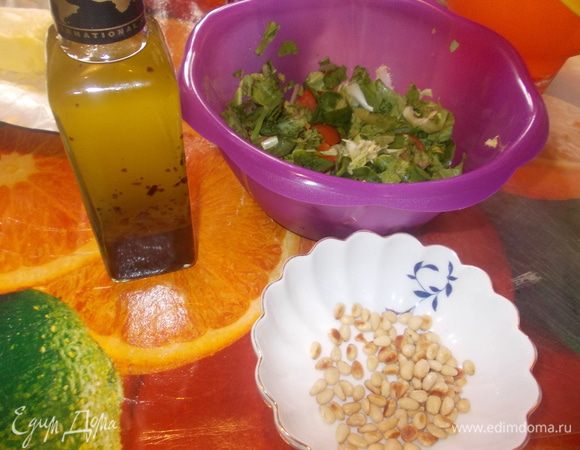 салат:листья фриссе,романо и мангольда промыть,обсушить и порвать руками,порезать помидоры черри на четвертинки ,перемешать полить маслицем с травками.кедровые орешки обжарить на сухой сковороде.