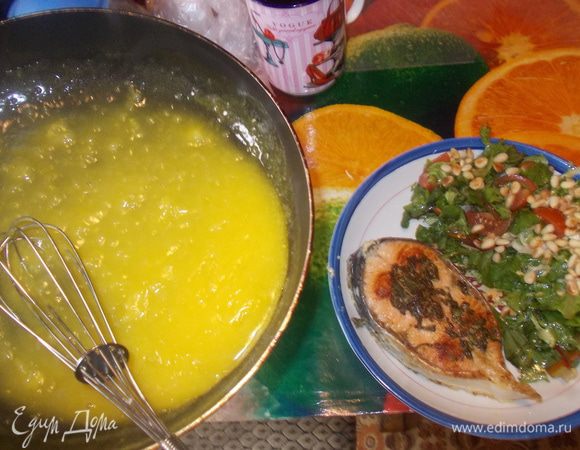 на блюдо выложить семушку,полить соусом и готовый салат,посыпать орешками.