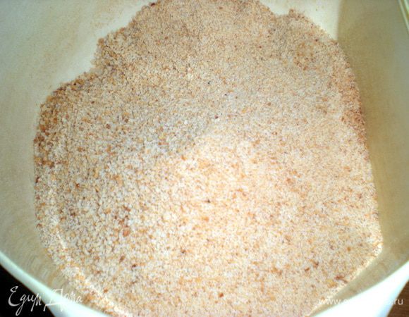 Сухари перемолоть в мясорубке.