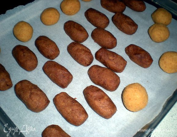 Спустя час,сформировать из теста картошку и выложить на противень застеленный бумагой.Выпекать в разогретой до 180гр духовке 20 мин.