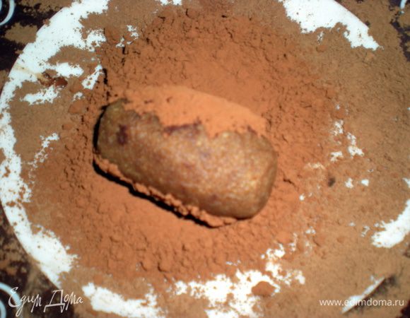 В тарелку насыпать какао  и горячую картошку обвалять в порошке.