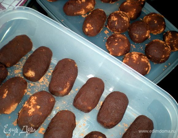 Картошка сразу начинает чернеть и приобретает вид испачканной в земле.