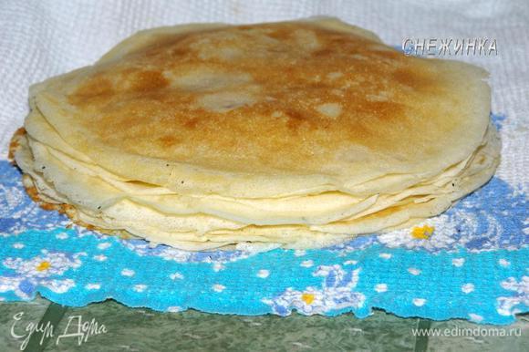 Испечь блинчики по любимому рецепту или по моему: http://www.edimdoma.ru/recipes/37169, чтобы блинчики были тоненькие. Для пирога как раз достаточно половины порции блинного теста, в этом случае 1 яйцо сохраняется.