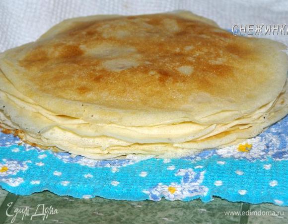 Испечь блинчики по любимому рецепту или по моему: http://www.edimdoma.ru/recipes/37169, чтобы блинчики были тоненькие. Для пирога как раз достаточно половины порции блинного теста, в этом случае 1 яйцо сохраняется.