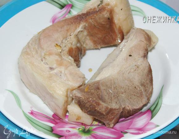 Подготовим начинки. Мясо отварить в подсоленной воде. Остудить. 